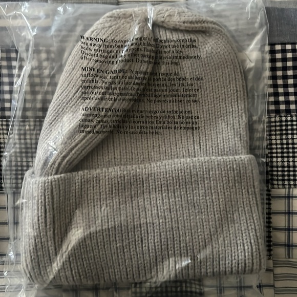 🆕 Gray Smiley Face Ribbed Beanie Hat - Picture 2 of 2